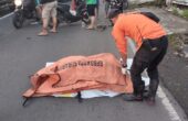 Petugas mengevakuasi jenazah pemotor asal Brebes yang meninggal dunia di Jalan Raya Mastrip Surabaya pada Selasa (30/1/2024) pagi. Foto: Command Center 112