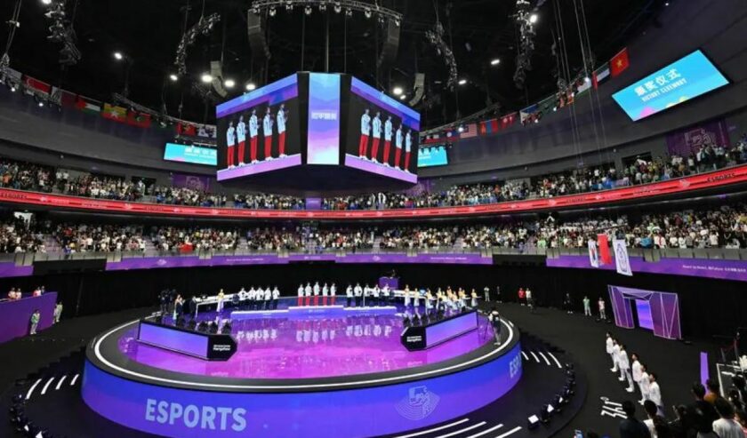 Para peraih medali menghadiri acara penganugerahan Peace Elite Asian Games Versi Esports di Asian Games ke-19 pada 1 Oktober 2023. Foto: Xinhua