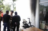 Polisi melakukan olah TKP di rumah Sulaisi Abdulrazzak relawan Prabowo-Gibran di Sumenep, Madura. Foto: Humas Polres Sumenep.