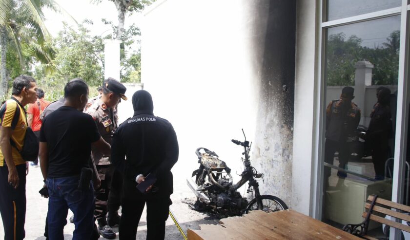 Polisi melakukan olah TKP di rumah Sulaisi Abdulrazzak relawan Prabowo-Gibran di Sumenep, Madura. Foto: Humas Polres Sumenep.