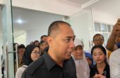Eri Cahyadi Wali Kota Surabaya saat diwawancarai media usai meresmikan Reservoir Mbah Ratu, Selasa (30/1/2024). Foto: Meilita suarasurabaya.net