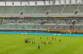 Para pemain bersama tim official Persebaya saat menyanyikan song for pride seusai pertandingan melawan PSIS Semarang di Stadion Gelora Bung Tomo (GBT) Surabaya, pada Selasa (30/1/2024). Foto: Risky suarasurabaya.net