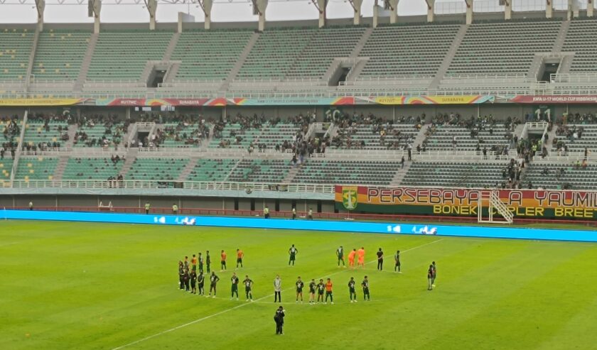 Para pemain bersama tim official Persebaya saat menyanyikan song for pride seusai pertandingan melawan PSIS Semarang di Stadion Gelora Bung Tomo (GBT) Surabaya, pada Selasa (30/1/2024). Foto: Risky suarasurabaya.net