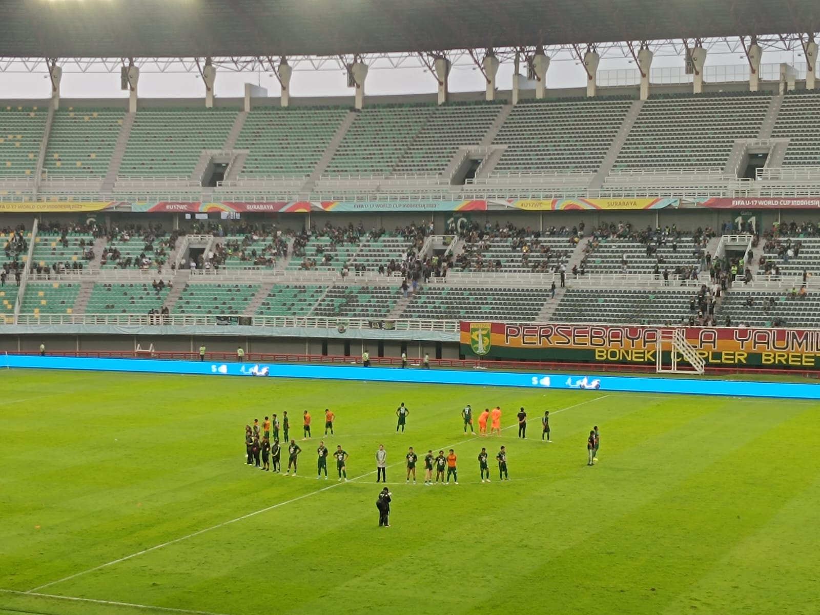 Para pemain bersama tim official Persebaya saat menyanyikan song for pride seusai pertandingan melawan PSIS Semarang di Stadion Gelora Bung Tomo (GBT) Surabaya, pada Selasa (30/1/2024). Foto: Risky suarasurabaya.net