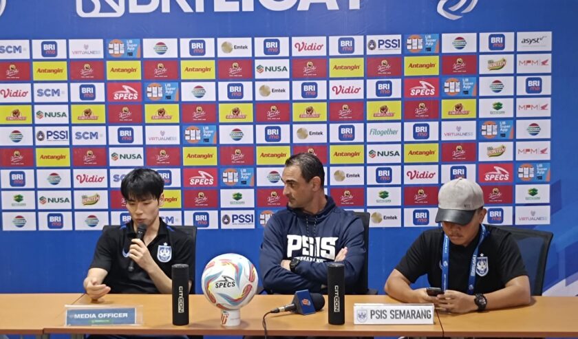 Taisei Marukawa (kiri) pemain PSIS Semarang dalam after match Press Conference di Stadion Gelora Bung Tomo (GBT) Surabaya, pada Selasa (30/1/2024). Foto: Risky suarasurabaya.net