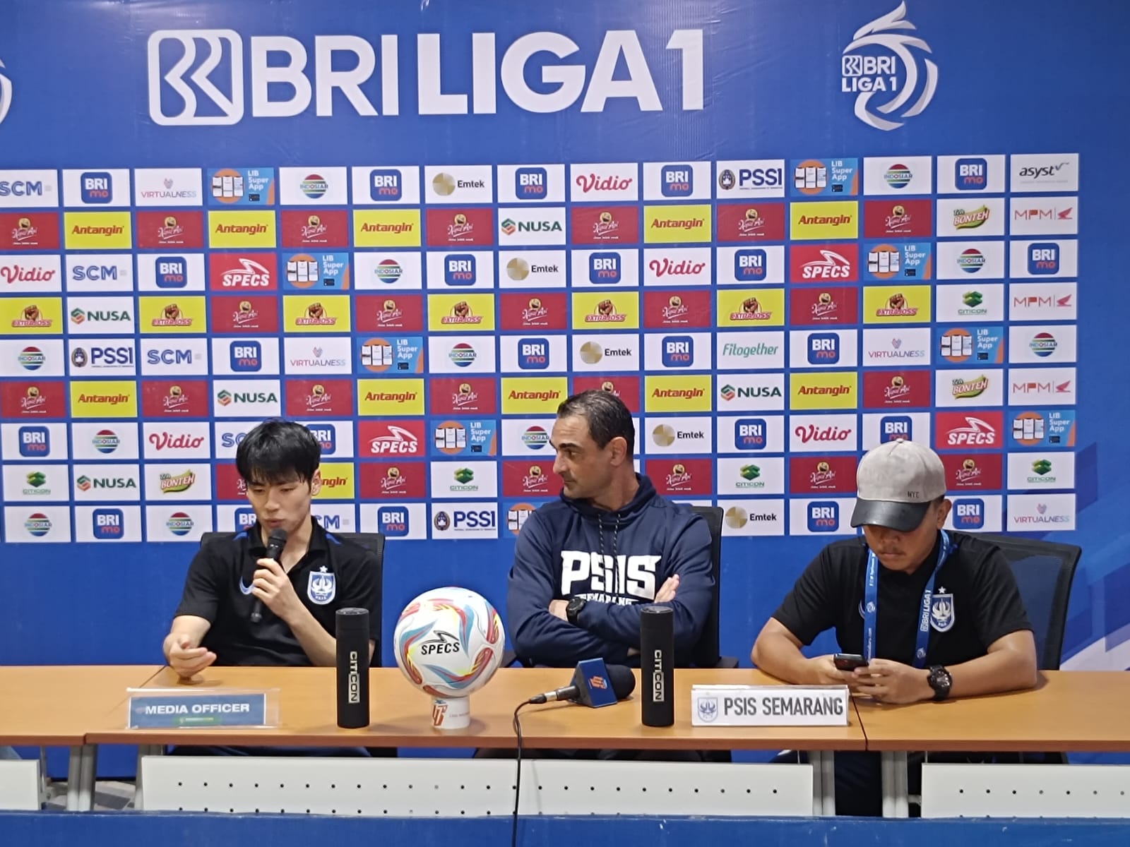 Taisei Marukawa (kiri) pemain PSIS Semarang dalam after match Press Conference di Stadion Gelora Bung Tomo (GBT) Surabaya, pada Selasa (30/1/2024). Foto: Risky suarasurabaya.net