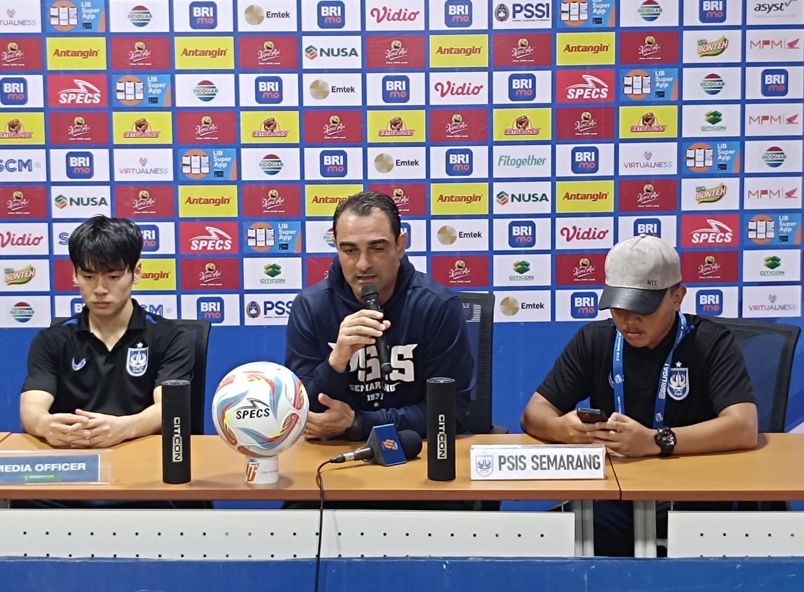 Gilbert Agius (tengah) pelatih PSIS Semarang saat berada dalam after match press conference di Stadion Gelora BungTomo (GBT) Surabaya, pada Selasa (30/1/2024). Foto: Risky suarasurabaya.net