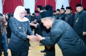 Khofifah Indar Parawansa Gubernur Jatim menyalami pejabat eselon III usai pelantikan di Gedung Negara Grahadi. Foto: Humas Pemprov Jatim