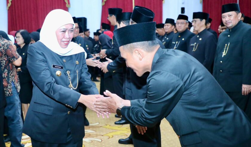 Khofifah Indar Parawansa Gubernur Jatim menyalami pejabat eselon III usai pelantikan di Gedung Negara Grahadi. Foto: Humas Pemprov Jatim