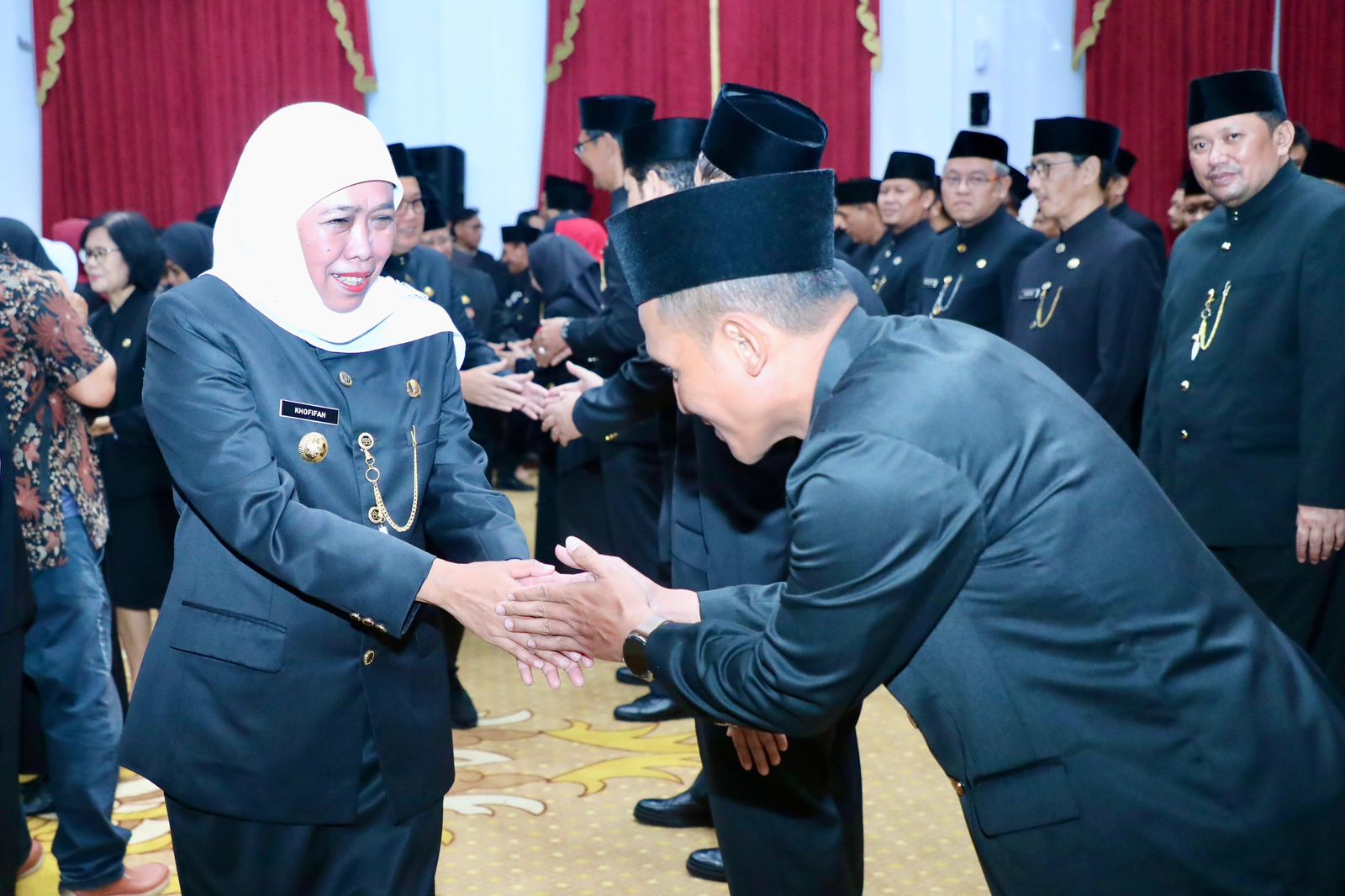 Khofifah Indar Parawansa Gubernur Jatim menyalami pejabat eselon III usai pelantikan di Gedung Negara Grahadi. Foto: Humas Pemprov Jatim