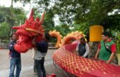 Proses pembuatan ular naga perayaan Imlek yang akan dipasang di Balai Kota Surabaya, Selasa (30/1/2024). Foto: Meilita suarasurabaya.net