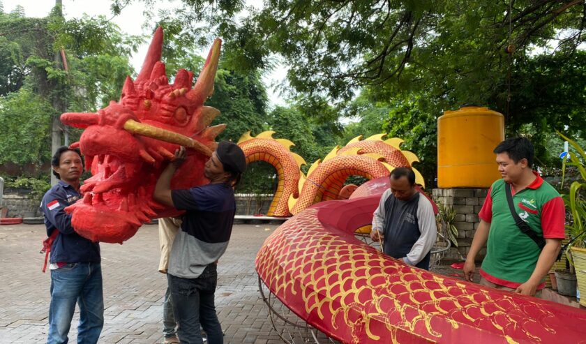 Proses pembuatan ular naga perayaan Imlek yang akan dipasang di Balai Kota Surabaya, Selasa (30/1/2024). Foto: Meilita suarasurabaya.net