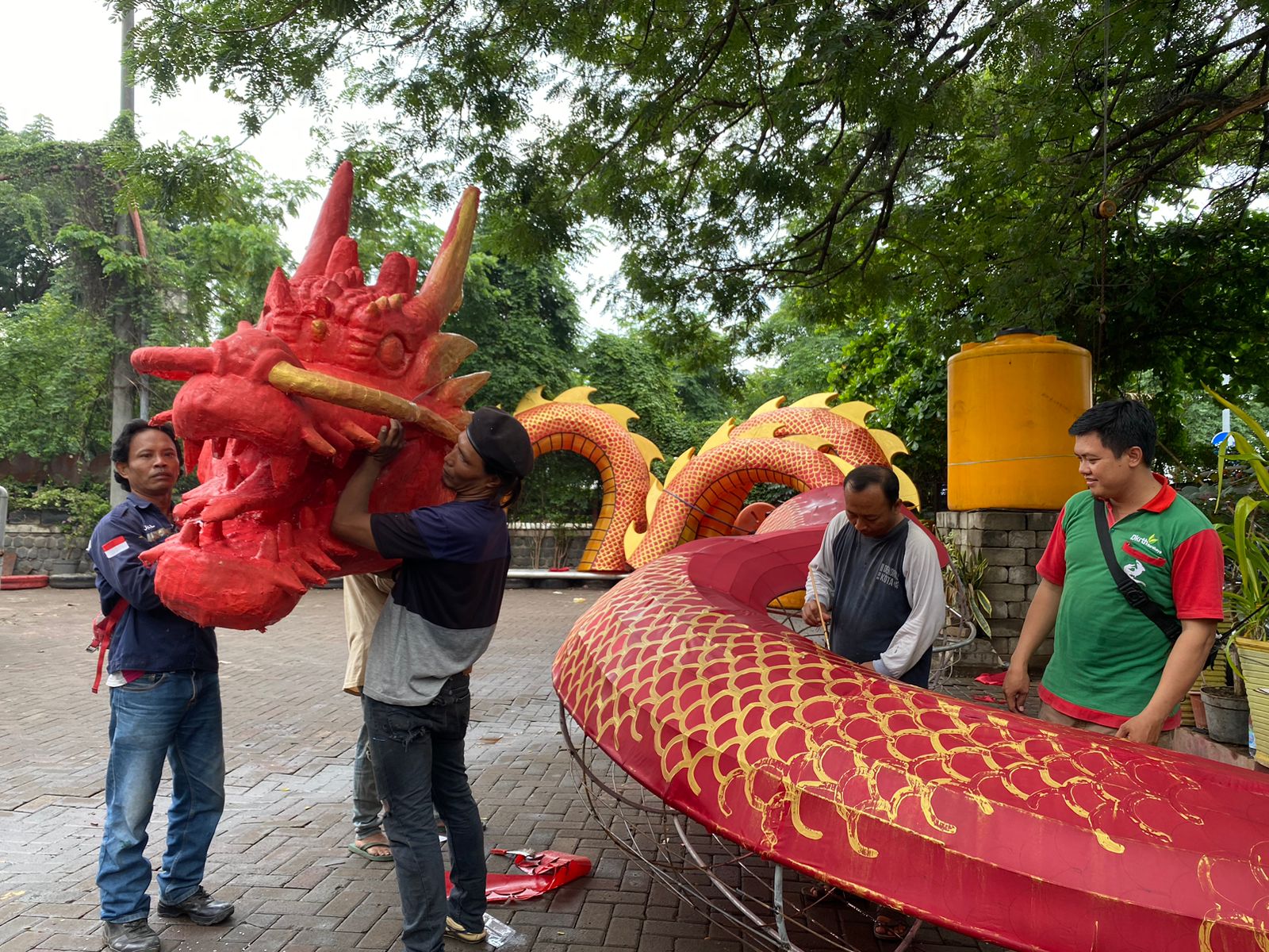 Proses pembuatan ular naga perayaan Imlek yang akan dipasang di Balai Kota Surabaya, Selasa (30/1/2024). Foto: Meilita suarasurabaya.net