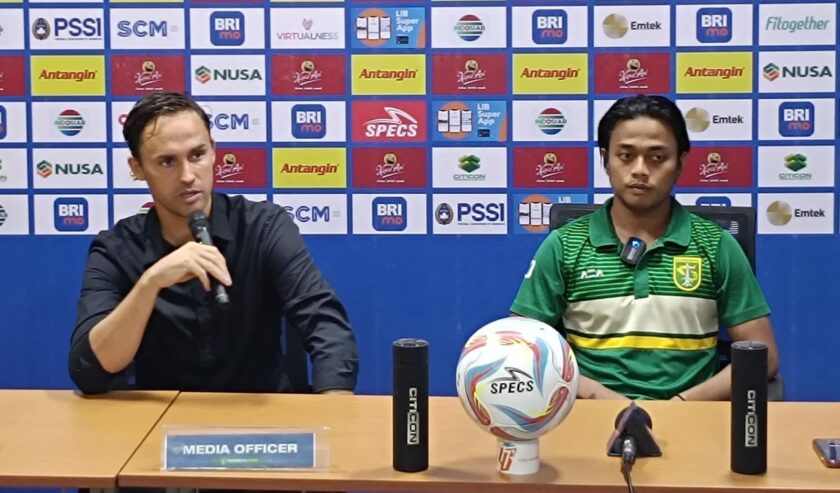 Paul Munster pelatih bersama Andre Oktaviansyah pemain Persebaya dalam after match press conference di Stadion Gelora Bung Tomo (GBT) Surabaya, pada Selasa (30/1/2024). Foto: Risky suarasurabaya.net