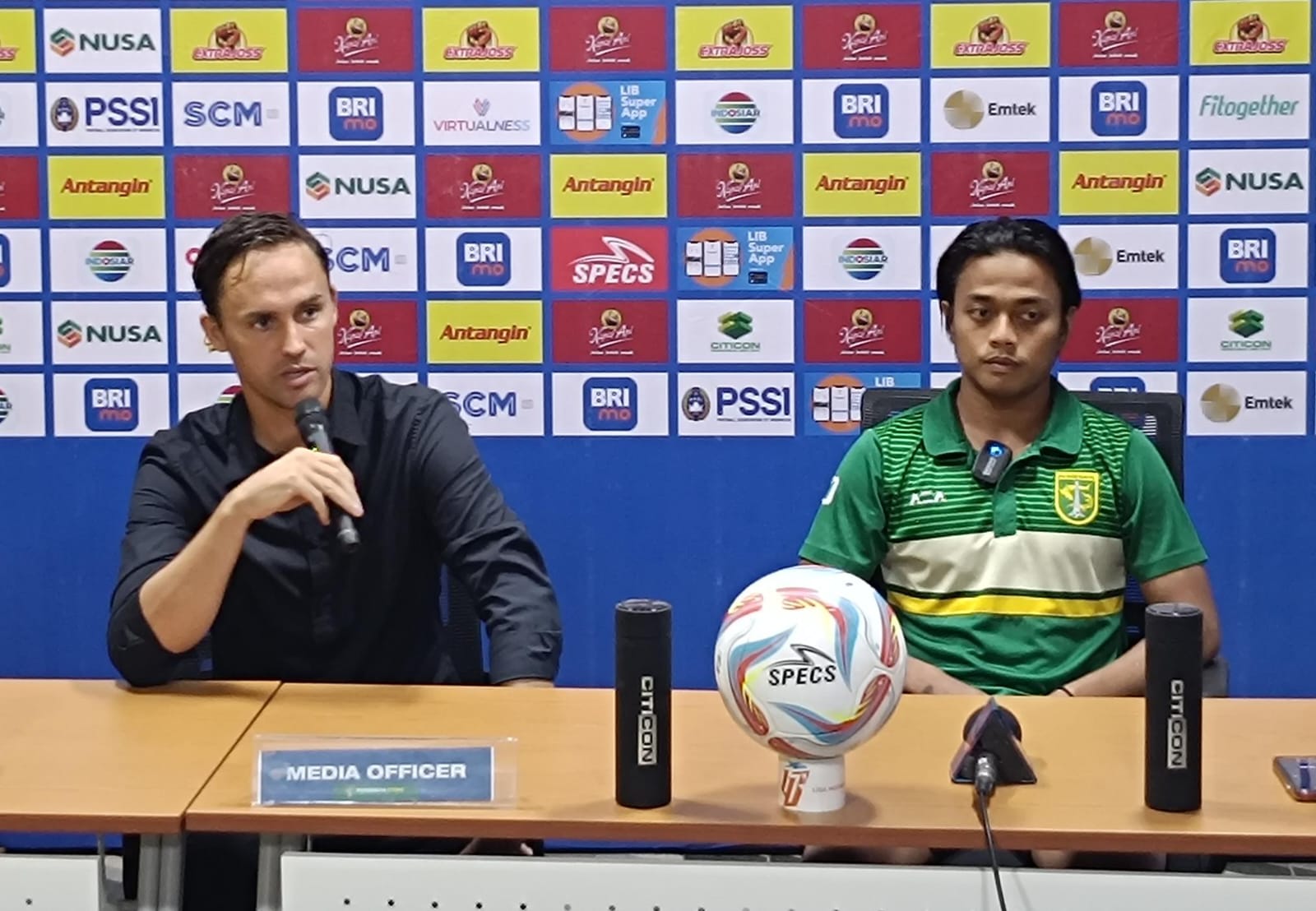 Paul Munster pelatih bersama Andre Oktaviansyah pemain Persebaya dalam after match press conference di Stadion Gelora Bung Tomo (GBT) Surabaya, pada Selasa (30/1/2024). Foto: Risky suarasurabaya.net