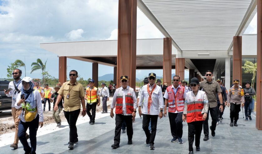 Budi Karya Sumadi Menteri Perhubungan (Menhub) mengecek progres pembangunan Bandara Singkawang di Kelurahan Pangmilang, Kota Singkawang, Kalimantan Barat, Minggu (28/1/2024). Foto: Kemenhub R