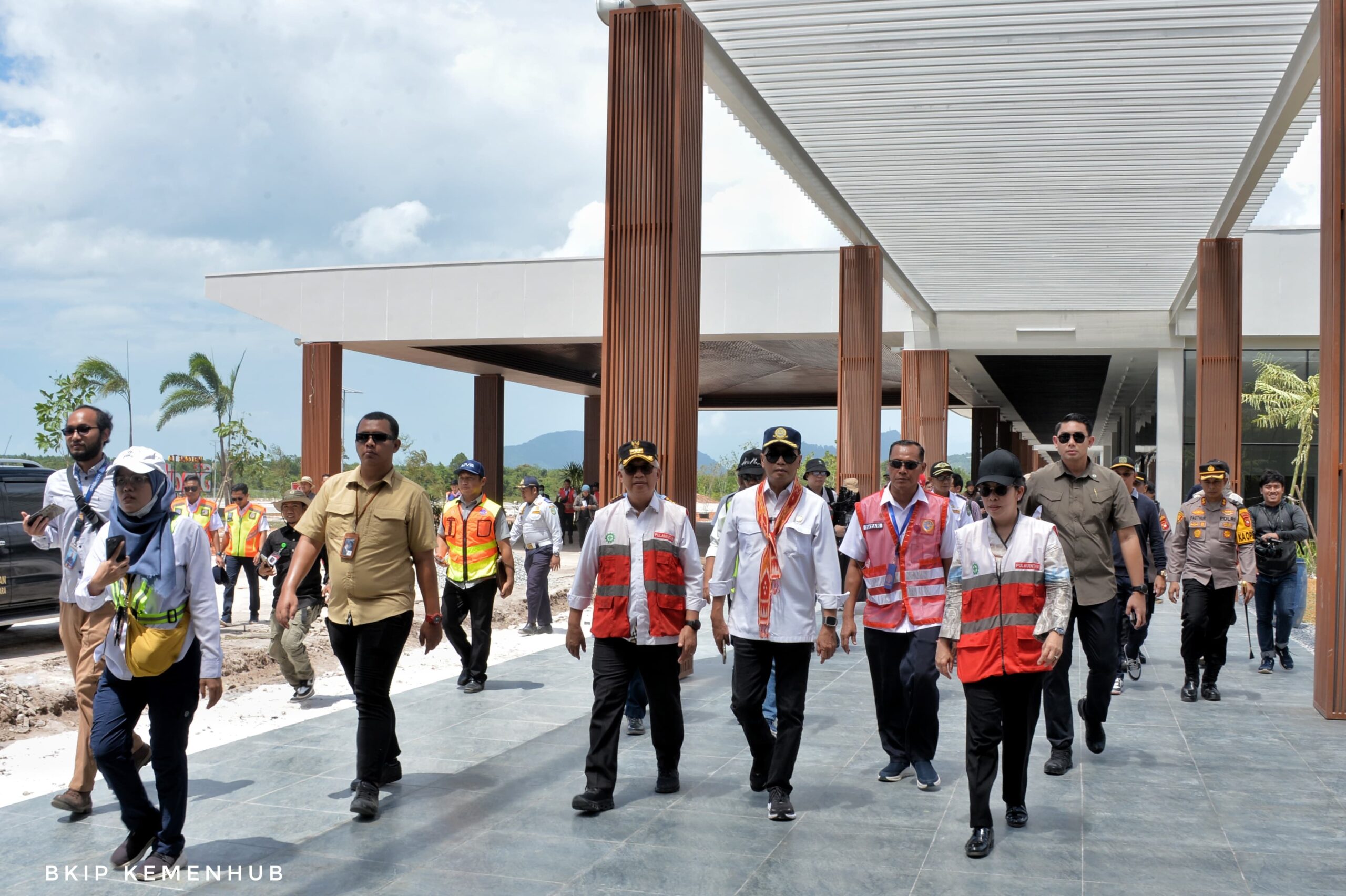 Budi Karya Sumadi Menteri Perhubungan (Menhub) mengecek progres pembangunan Bandara Singkawang di Kelurahan Pangmilang, Kota Singkawang, Kalimantan Barat, Minggu (28/1/2024). Foto: Kemenhub R