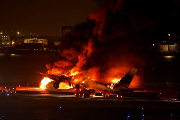 Pesawat Japan Airlines (JAL) terbakar di landasan pacu Bandara Haneda Tokyo pada Selasa (2/1/2024). Foto: Reuters