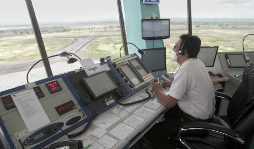 Ilustrasi petugas AirNav di Bandar Udara Internasional Lombok Zainuddin Abdul Madjid. Foto: airnavindonesia