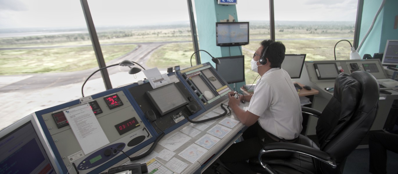 Ilustrasi petugas AirNav di Bandar Udara Internasional Lombok Zainuddin Abdul Madjid. Foto: airnavindonesia