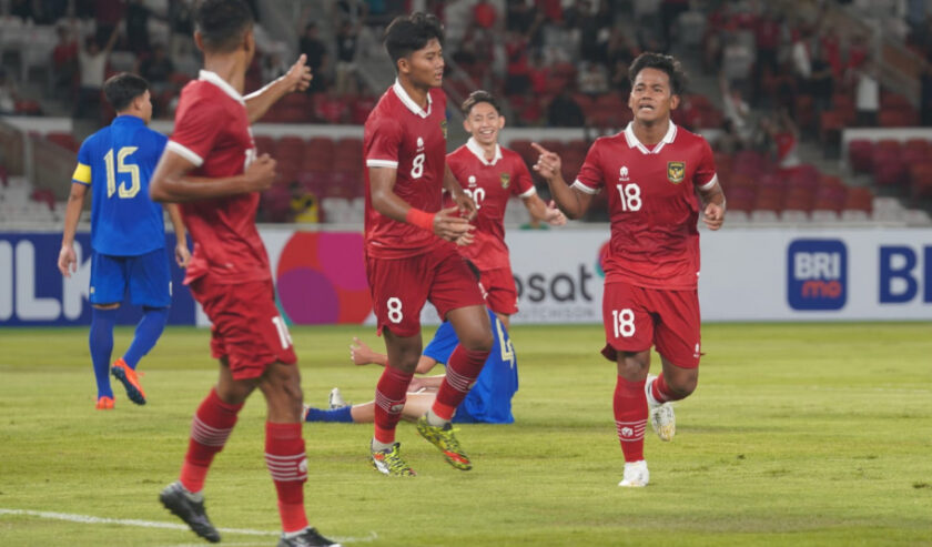 Selebrasi Toni Firmansyah (kanan) usai mencetak gol dalam uji coba antara Timnas U-30 dengan Thailand pada Jumat (26/1/2024) malam. Foto: PSSI