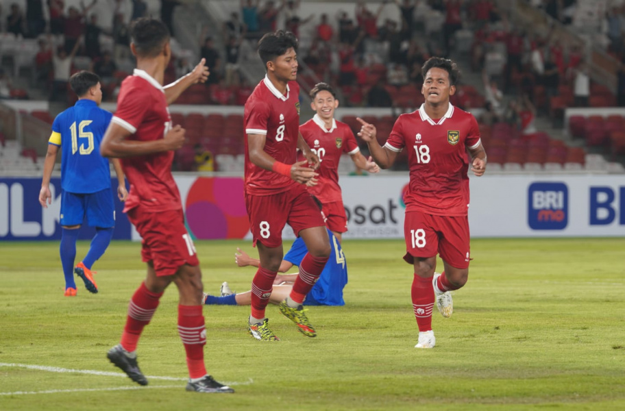 Selebrasi Toni Firmansyah (kanan) usai mencetak gol dalam uji coba antara Timnas U-30 dengan Thailand pada Jumat (26/1/2024) malam. Foto: PSSI