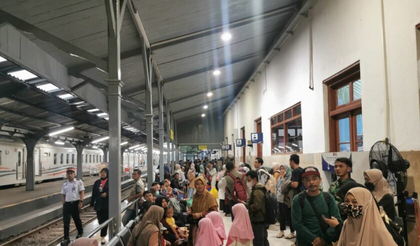 Penumpang KA Pandanwangi menunggu kedatangan kereta di Stasiun Jember, Selasa (2/1/2024). Foto: Humas KAI Daop 9 Jember