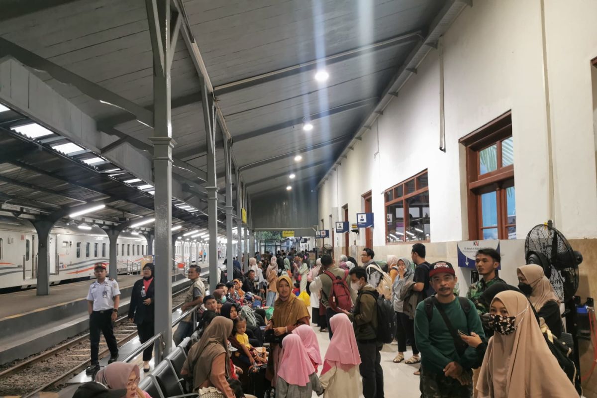 Penumpang KA Pandanwangi menunggu kedatangan kereta di Stasiun Jember, Selasa (2/1/2024). Foto: Humas KAI Daop 9 Jember