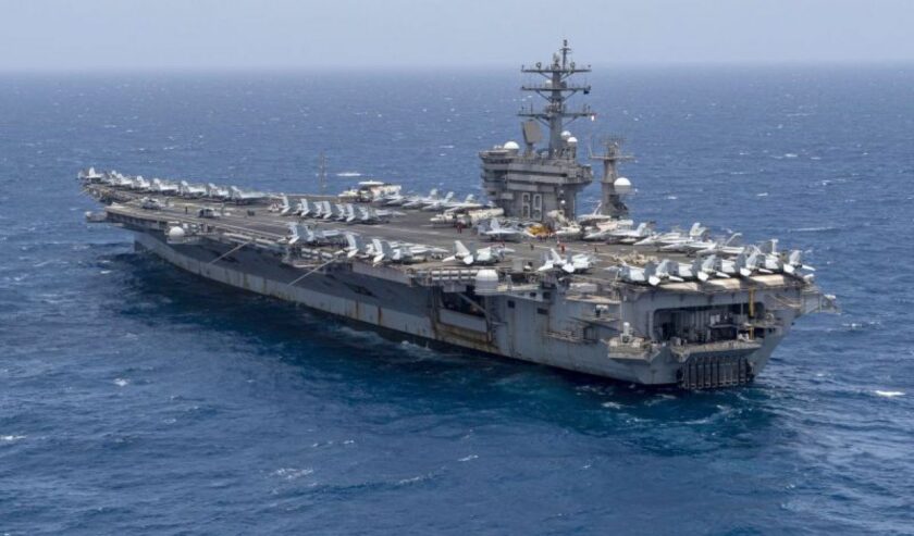 Kapal induk USS Dwight D. Eisenhower (CVN 69) saat transit di Laut Arab pada 12 Juni 2020. Dari kapal induk ini, AS mengerahkan helikopter-helikopternya untuk menenggelamkan kapal-kapal Houthi yang berusaha menyerang sebuah kapal dagang di Latu Merah pada Minggu 31 Desember 2023. Foto: Antara