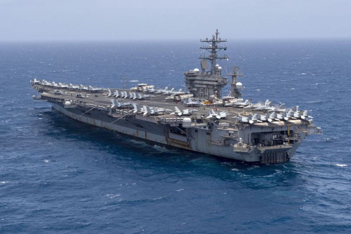 Kapal induk USS Dwight D. Eisenhower (CVN 69) saat transit di Laut Arab pada 12 Juni 2020. Dari kapal induk ini, AS mengerahkan helikopter-helikopternya untuk menenggelamkan kapal-kapal Houthi yang berusaha menyerang sebuah kapal dagang di Latu Merah pada Minggu 31 Desember 2023. Foto: Antara