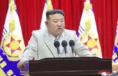 Kim Jong Un, pemimpin Korea Utara menyampaikan pidato saat kunjungan ke komando angkatan laut negara itu pada 27 Agustus 2023. Foto: KCNA/Kyodo