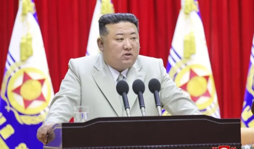 Kim Jong Un, pemimpin Korea Utara menyampaikan pidato saat kunjungan ke komando angkatan laut negara itu pada 27 Agustus 2023. Foto: KCNA/Kyodo