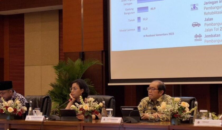 Sri Mulyani Menteri Keuangan RI dan jajaran dalam Konferensi Pers Kinerja dan Realisasi APBN 2023 di Jakarta, Selasa (2/1/2024). Foto: Antara