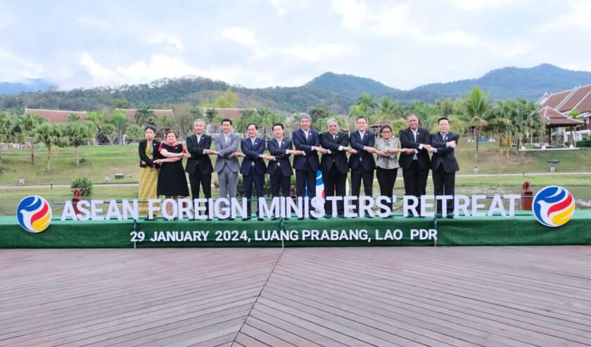 Para menteri luar negeri Perhimpunan Bangsa-Bangsa Asia Tenggara (ASEAN) menghadiri AMM Retreat yang diselenggarakan di bawah keketuaan Laos di Luang Prabang, pada Senin (29/1/2024). Foto: Kemlu RI