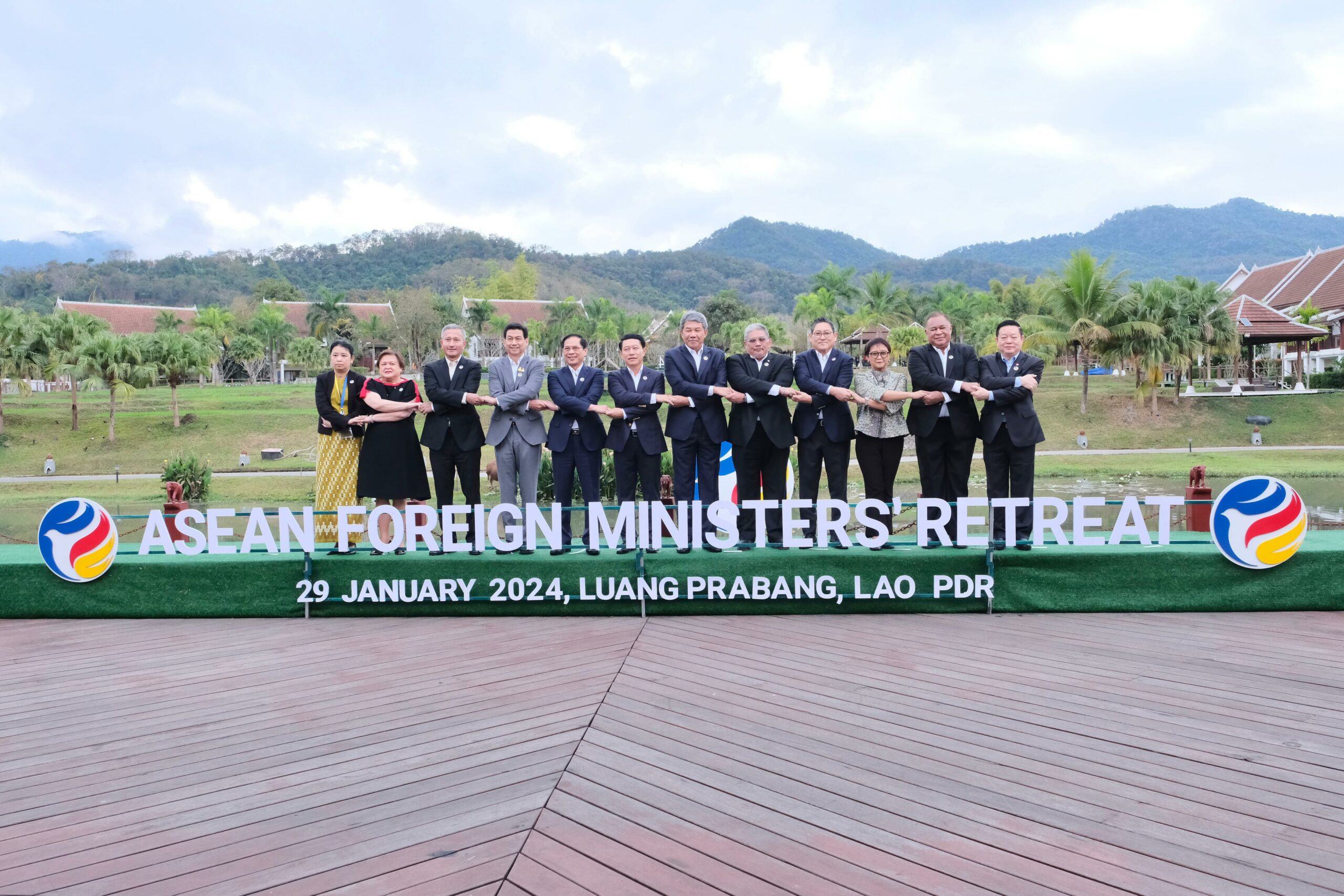 Para menteri luar negeri Perhimpunan Bangsa-Bangsa Asia Tenggara (ASEAN) menghadiri AMM Retreat yang diselenggarakan di bawah keketuaan Laos di Luang Prabang, pada Senin (29/1/2024). Foto: Kemlu RI