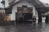 Tangkapan gambar pemilik studio musik di Jalan Dukuh Kupang Barat I Surabaya saat genangan usai hujan deras, Selasa (9/1/2024). Foto: Istimewa