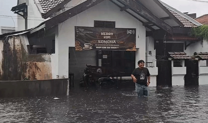 Tangkapan gambar pemilik studio musik di Jalan Dukuh Kupang Barat I Surabaya saat genangan usai hujan deras, Selasa (9/1/2024). Foto: Istimewa