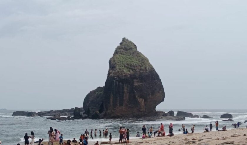 Pantai Papuma Jember dipadati wisatawan nusantara pada libur Tahun Baru, Senin (1/1/2024). Foto: Antara