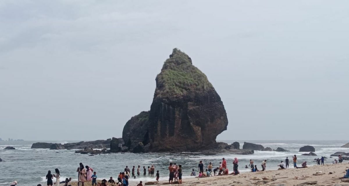 Pantai Papuma Jember dipadati wisatawan nusantara pada libur Tahun Baru, Senin (1/1/2024). Foto: Antara