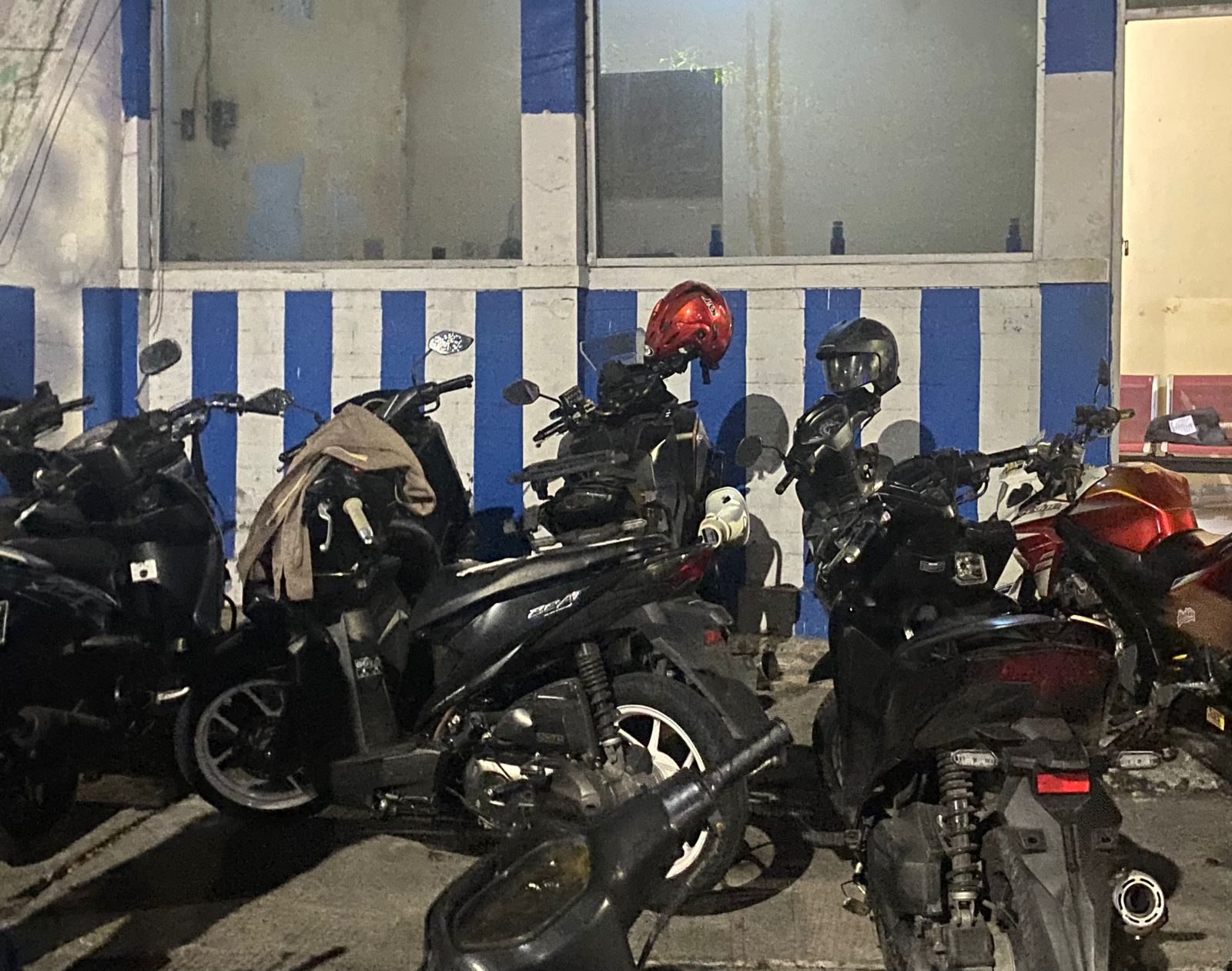 Belasan kendaraan roda dua milik 22 anak di bawah umur yang diamankan kepolisian Polsek Tambaksari, Minggu (1/1/2024). Foto: Wildan suarasurabaya.net