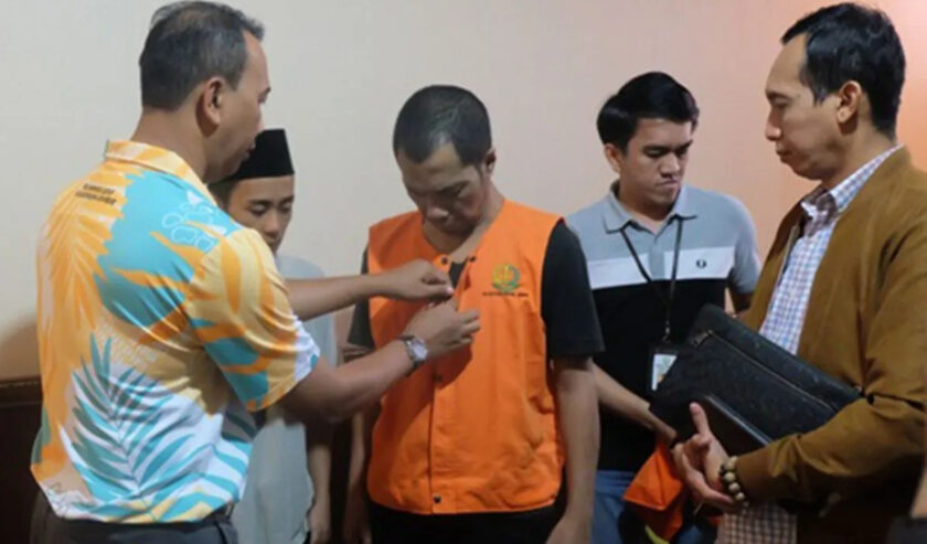 Kajari Jember I Nyoman Sucitrawan melepas rompi tahanan dari kedua tersangka narkoba di Kantor Kejari Jember, Jumat (26/1/2024). Foto: Antara