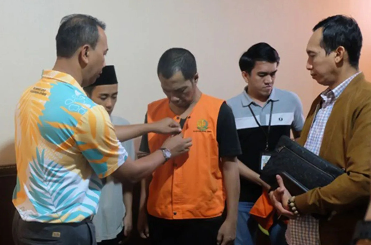 Kajari Jember I Nyoman Sucitrawan melepas rompi tahanan dari kedua tersangka narkoba di Kantor Kejari Jember, Jumat (26/1/2024). Foto: Antara