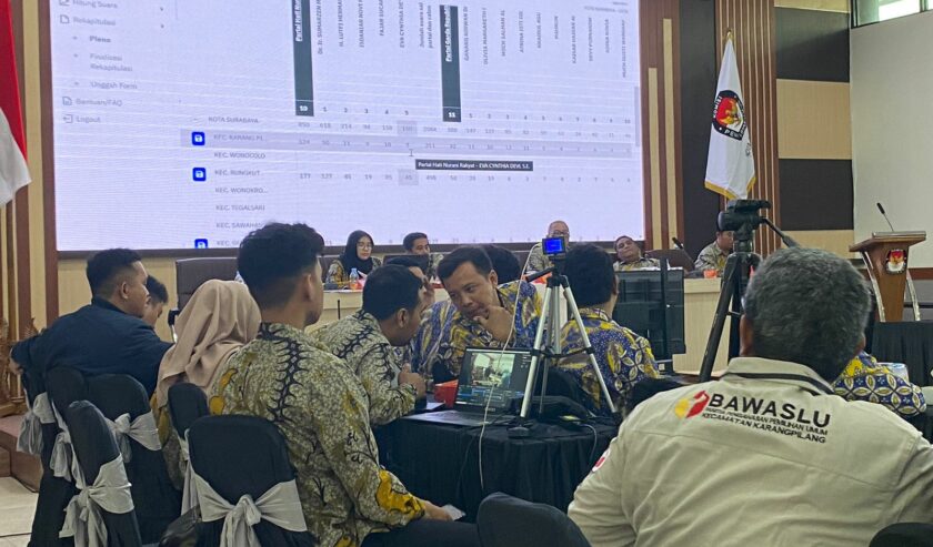 Suasana rapat pleno pembacaan hasil rekaptulasi penghitungan Formulir Model D Kecamatan Karangpilang di Kantor KPU Kota Surabaya, (28/2/2024). Foto: Wildan suarasurabaya.net