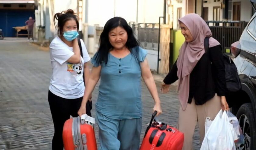 Kemensos membantu kepulangan Yen Yen (22) Pekerja Migran Indonesia (PMI) yang bermasalah dan mengantarkannya kembali ke Pontianak, Kalimantan Barat, Jumat (16/2/2024). Foto: Humas Kemensos