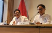 Ali Ghufron Mukti Direktur Utama BPJS Kesehatan (kiri) dan Budi Gunadi Sadikin Menteri Kesehatan (kanan) dalam konferensi pers di kantor Kementerian Kesehatan di Jakarta, Senin (19/2/2024). Foto: Antara