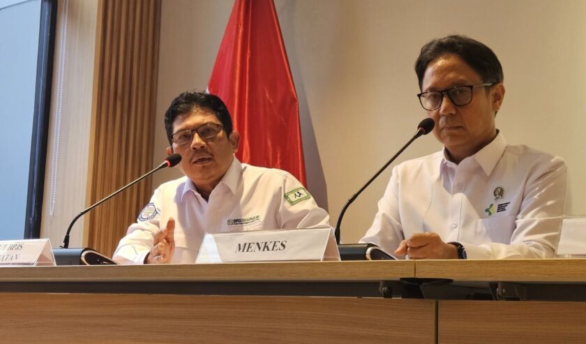 Ali Ghufron Mukti Direktur Utama BPJS Kesehatan (kiri) dan Budi Gunadi Sadikin Menteri Kesehatan (kanan) dalam konferensi pers di kantor Kementerian Kesehatan di Jakarta, Senin (19/2/2024). Foto: Antara