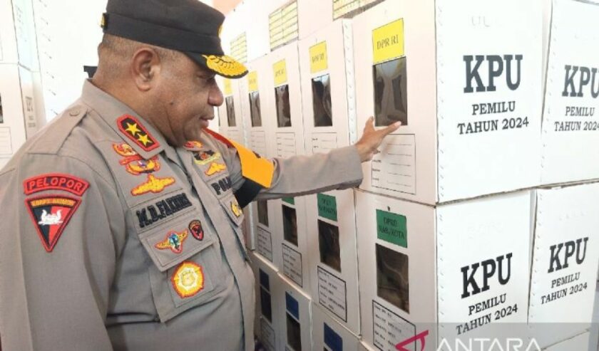 Irjen Pol. Mathius Fakhiri Kapolda Papua saat meninjau gudang logistik pemilu di Jayapura, beberapa waktu lalu. Foto : ANTARA
