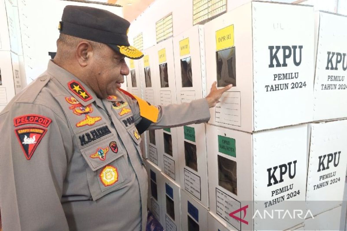 Irjen Pol. Mathius Fakhiri Kapolda Papua saat meninjau gudang logistik pemilu di Jayapura, beberapa waktu lalu. Foto : ANTARA