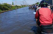 Sejumlah motor antre dan mogok imbas genangan air di Branjangan, Surabaya. Selain itu, ada truk mogok di atas Jembatan Branjangan, Selasa (6/2/2024) pagi. Foto: Hanif untuk suarasurabaya.net