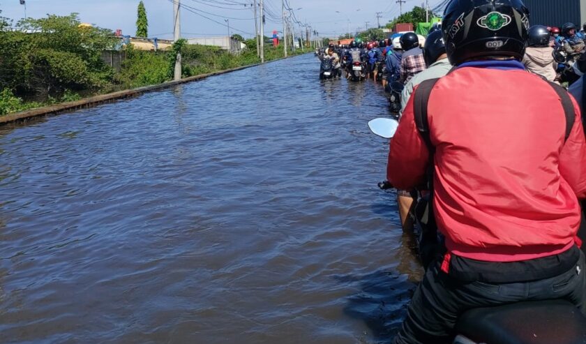 Sejumlah motor antre dan mogok imbas genangan air di Branjangan, Surabaya. Selain itu, ada truk mogok di atas Jembatan Branjangan, Selasa (6/2/2024) pagi. Foto: Hanif untuk suarasurabaya.net